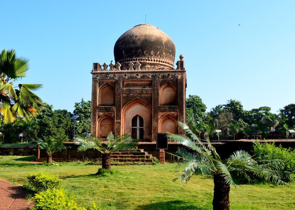 Barid Shahi Tombs, Bidar