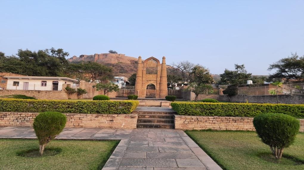Badal Mahal Gate, Ashoknagar